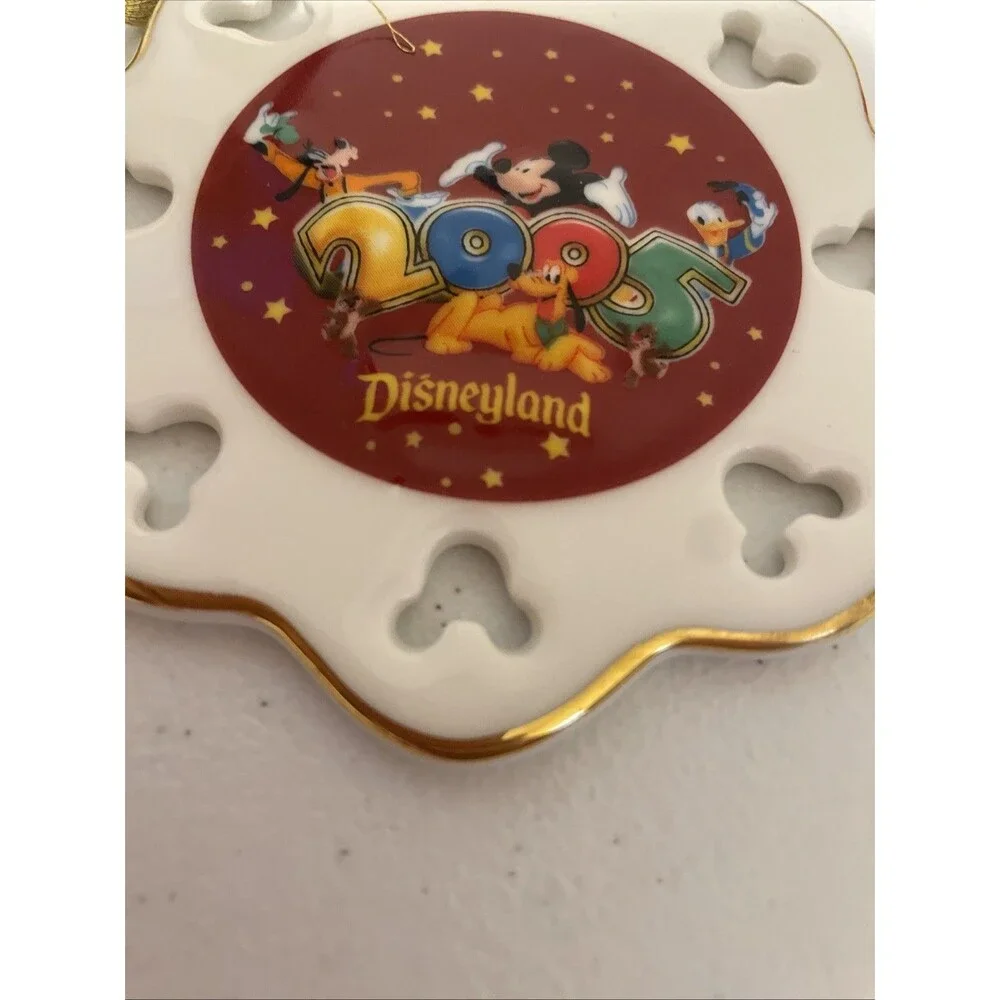 Disneyland 2005 Collectors Snowflake Ornament Authentic Disney Parks Pixar